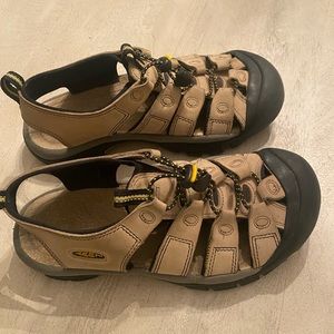 Keen women’s Newport sandal size 7.5/8
